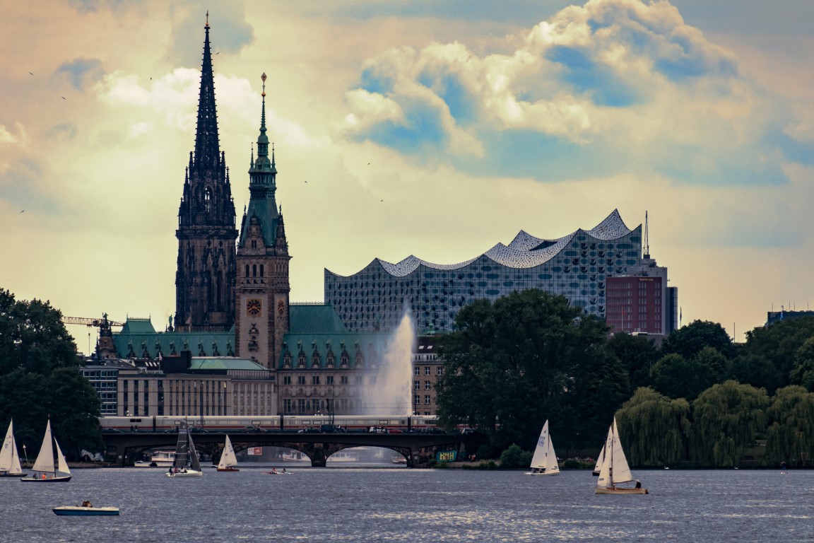 Alles über die Wasserhärte in Hamburg. Keine Stadt in Deutschland identifiziert sich so mit seinen Gewässer wie Hamburg. Im Bild die Alsterfontäne 