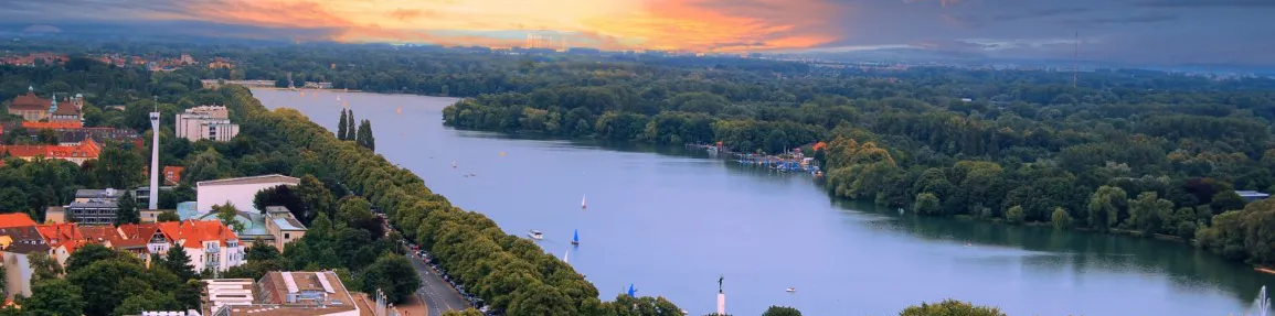 Alles über die Wasserhärte in Niedersachsen. Als großes Flächenland gibt es in Niedersachsen viele Gewässer. im Bild die Maschsee in der Hauptstadt Hannover