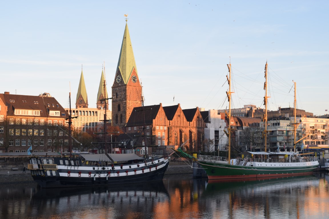 Alles über die Wasserhärte in Bremen. Bremen und Bremerhaven leben vom Wasser. Im Bild der Weser im Stadtkern. 